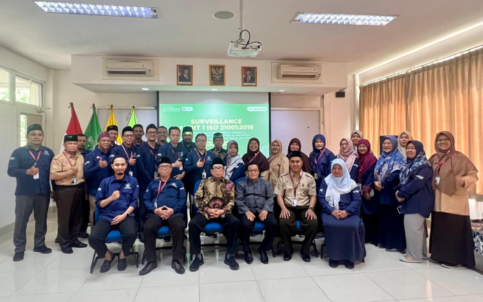 A group of people posing for a photo

AI-generated content may be incorrect.