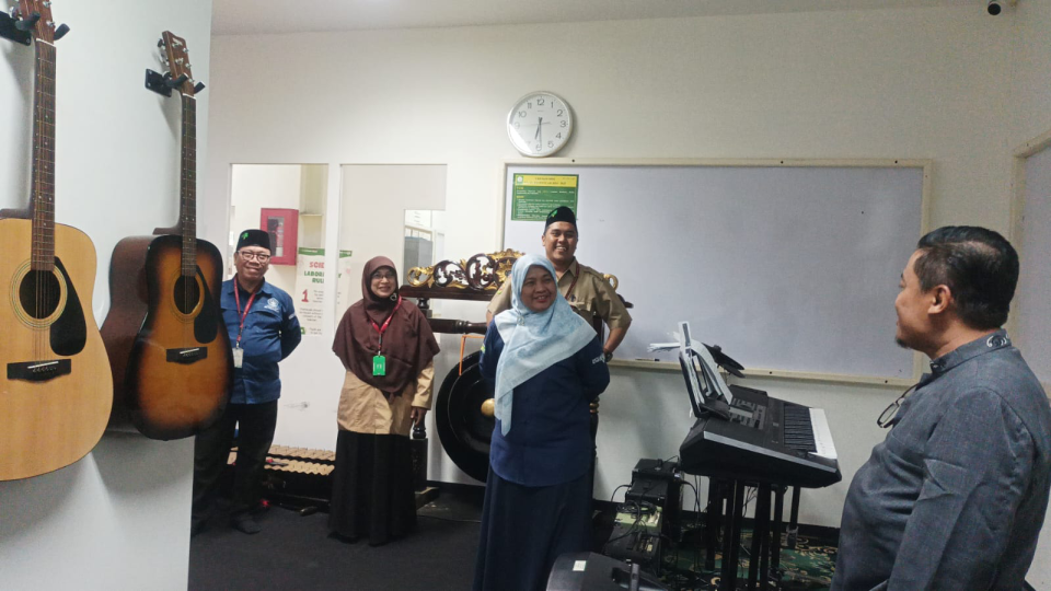 A group of people standing in a room

AI-generated content may be incorrect.