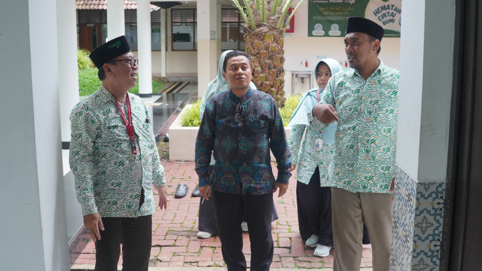 A group of people standing outside

AI-generated content may be incorrect.