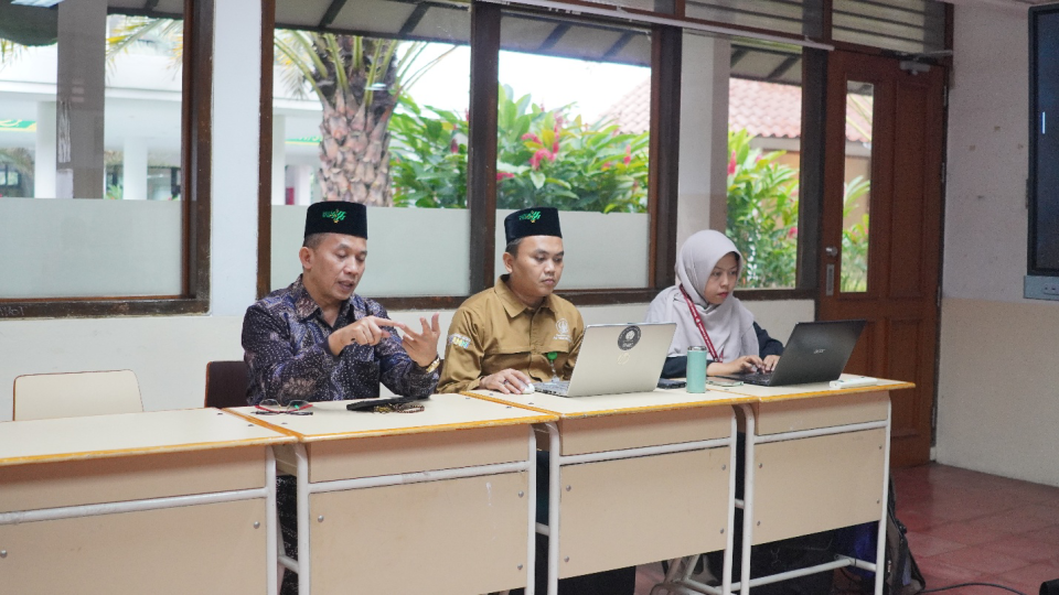 A group of people sitting at desks with laptops

AI-generated content may be incorrect.