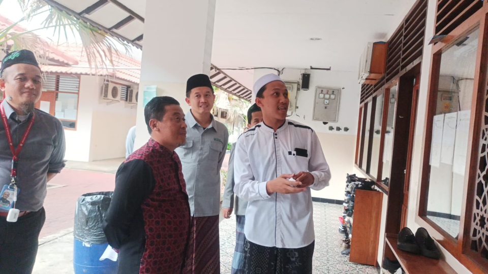 A group of men standing in a room

AI-generated content may be incorrect.