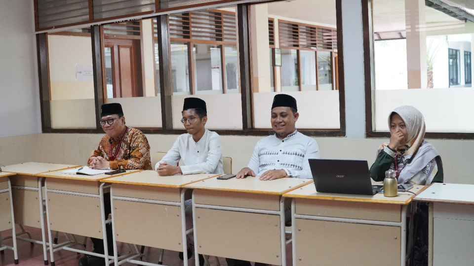 A group of people sitting at desks

AI-generated content may be incorrect.